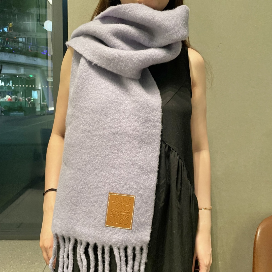 2025年罗意威超美新款马海毛围巾！超级推荐入手！】质感好货！主打的马海毛围巾~据说超难买哦！！打了好多