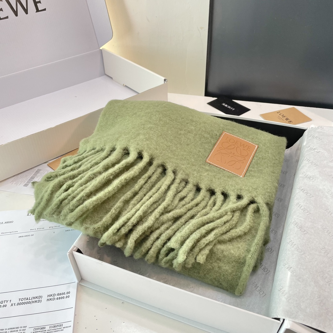 2025年罗意威超美新款马海毛围巾！超级推荐入手！】质感好货！主打的马海毛围巾~据说超难买哦！！打了好多