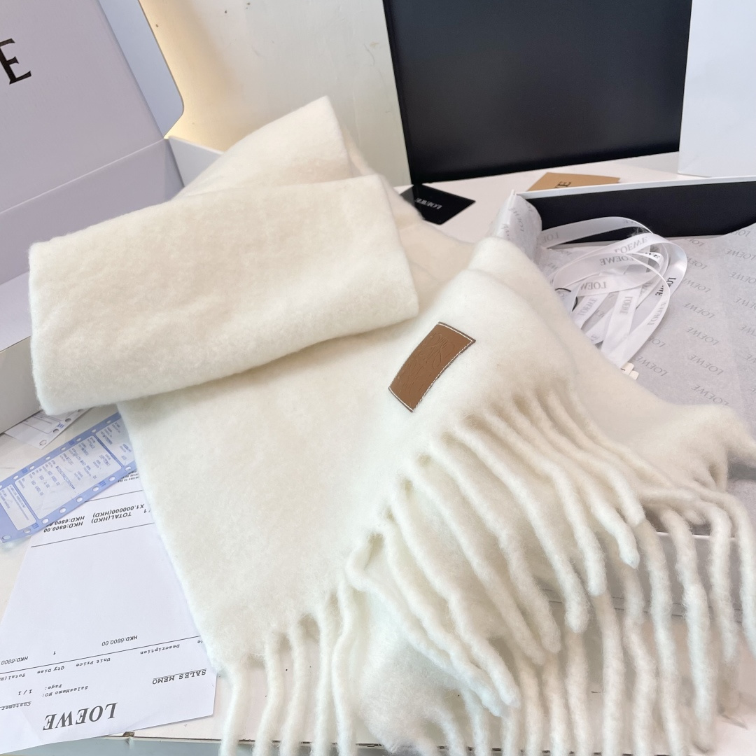 2025年罗意威超美新款马海毛围巾！超级推荐入手！】质感好货！主打的马海毛围巾~据说超难买哦！！打了好多