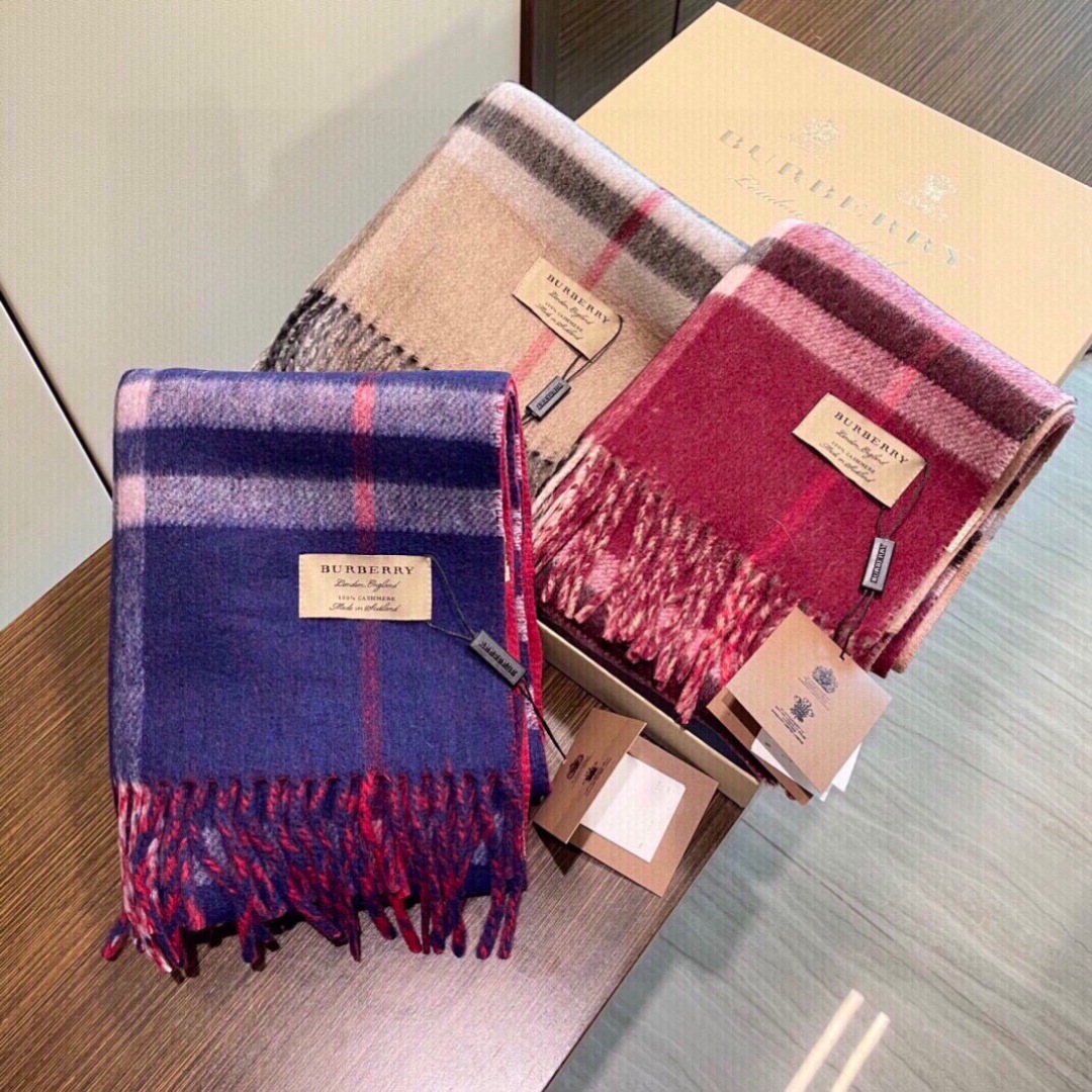 重磅推荐⚠️【顶级外单】🎀✨火爆N年的经典格，时潮人都有好几条巴宝莉围巾放在衣橱，一条小小的围巾其作用不