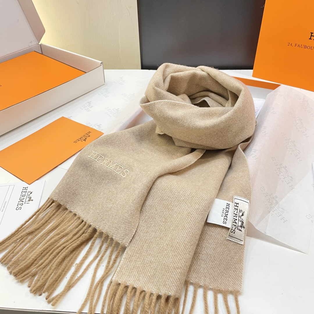 爱马仕❗👫同款围巾且买且珍惜羊绒款😍~都是出口订单所以比较难遇❤东西讲究少而精😍好看的一定要收😎这款H家