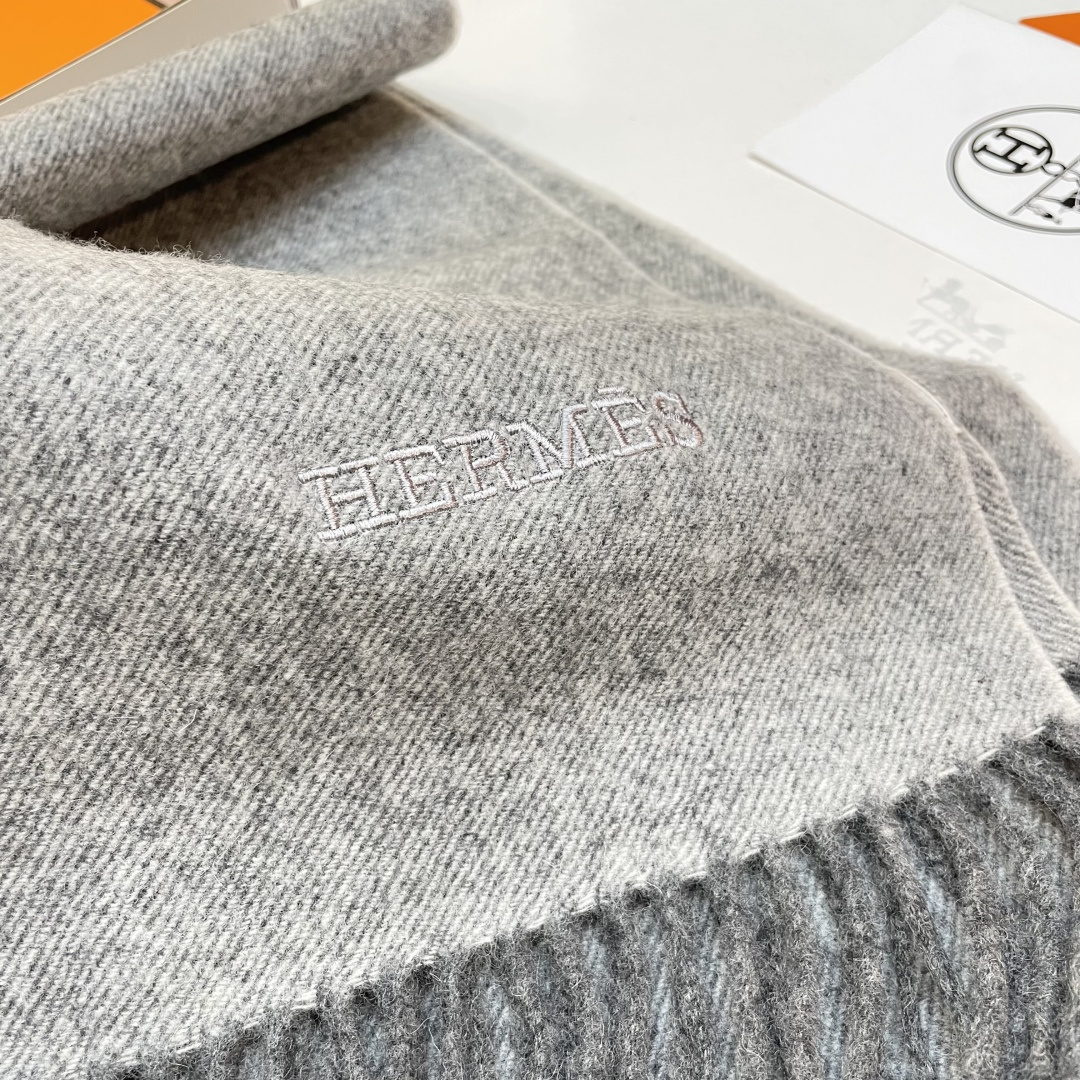 爱马仕❗👫同款围巾且买且珍惜羊绒款😍~都是出口订单所以比较难遇❤东西讲究少而精😍好看的一定要收😎这款H家