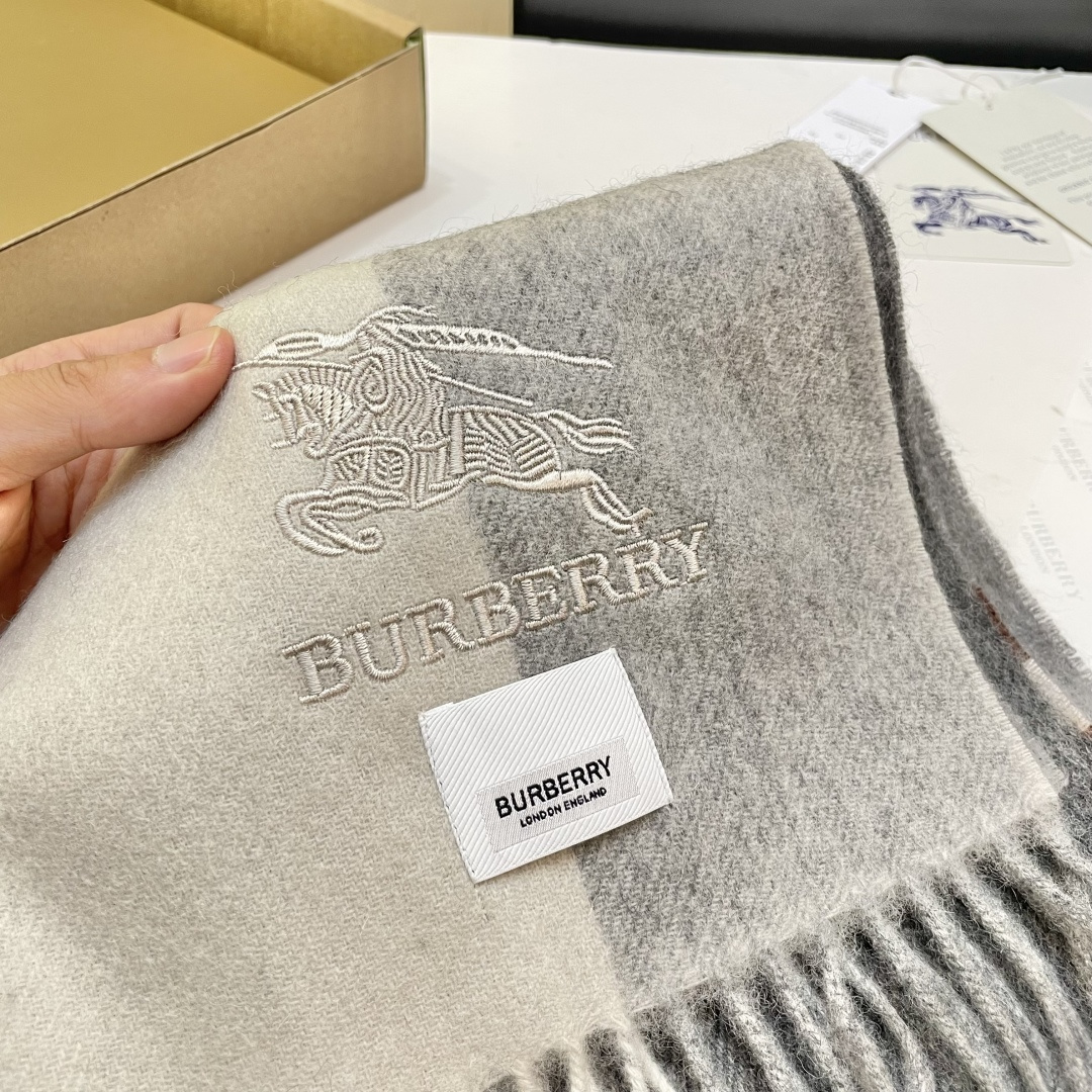 巴宝利国际品牌时尚男女士围巾上市🔥🔥✨霸气休闲为一体[鼓掌][鼓掌]顶级羊绒+精细刺绣 32*180标准