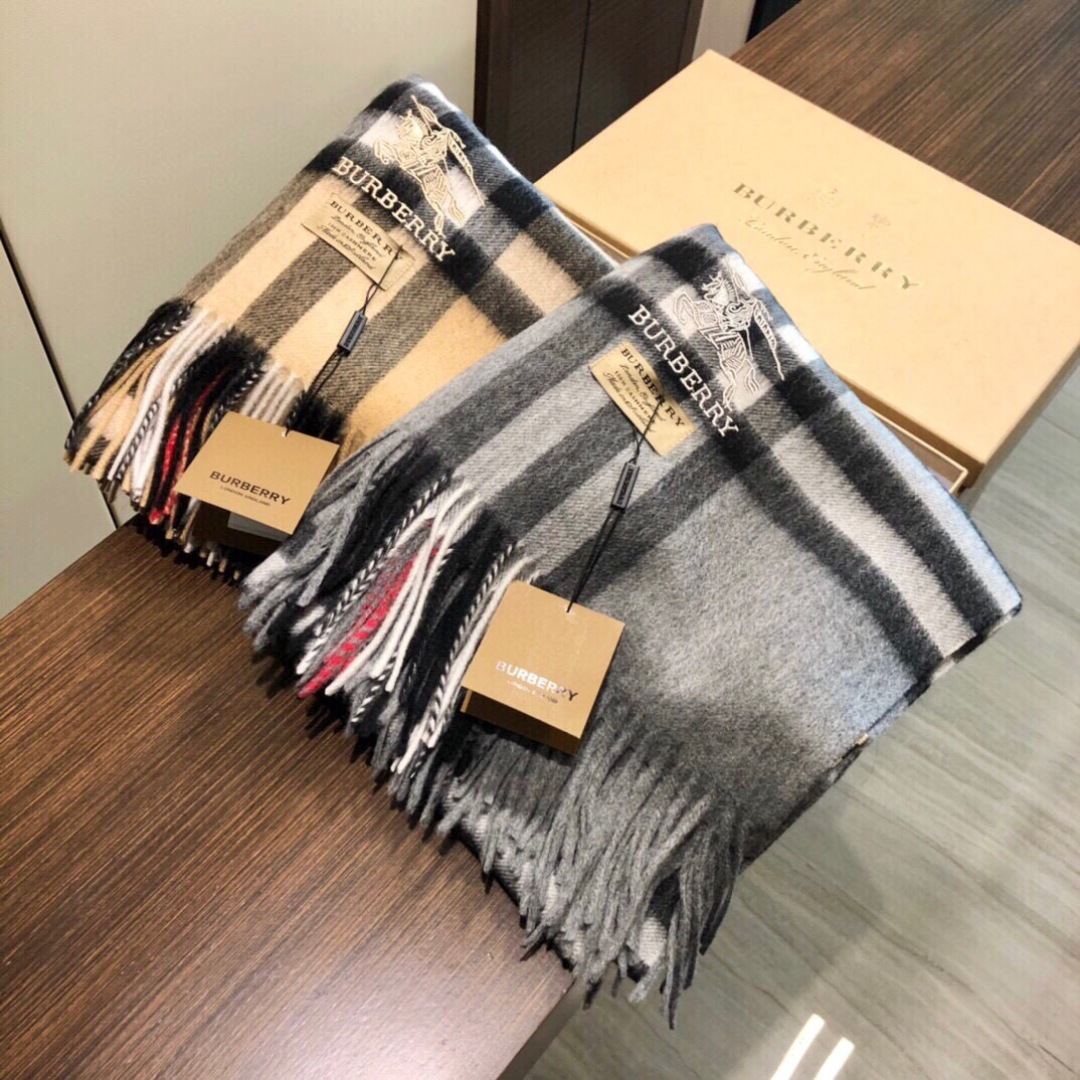 😍viP推荐👍巴宝莉专柜最新款‼️【顶级羊绒披肩围巾】🔥爆款哦 😘💍实物真心美 🎀披肩配以精美logo的