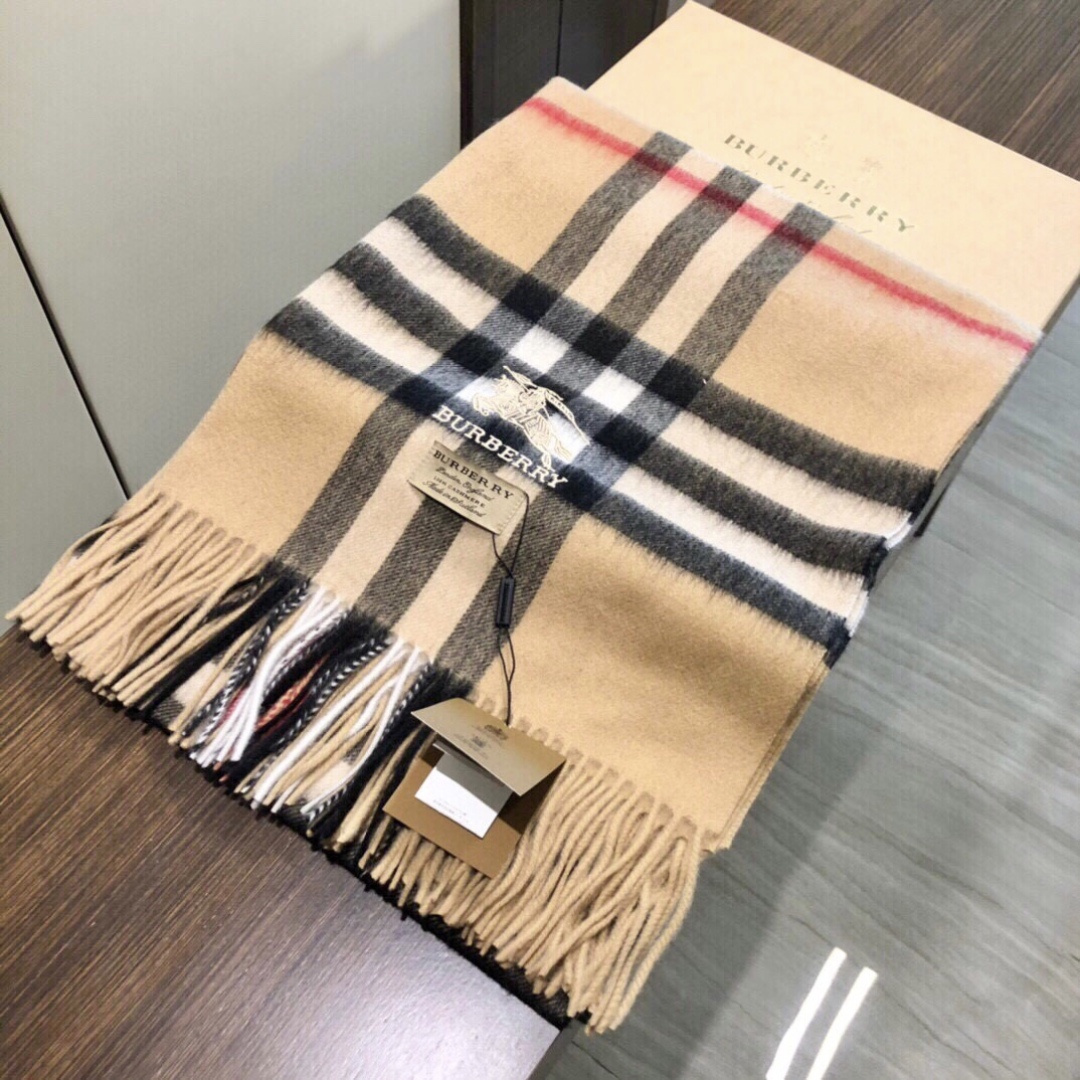 😍viP推荐👍巴宝莉专柜最新款‼️【顶级羊绒披肩围巾】🔥爆款哦 😘💍实物真心美 🎀披肩配以精美logo的