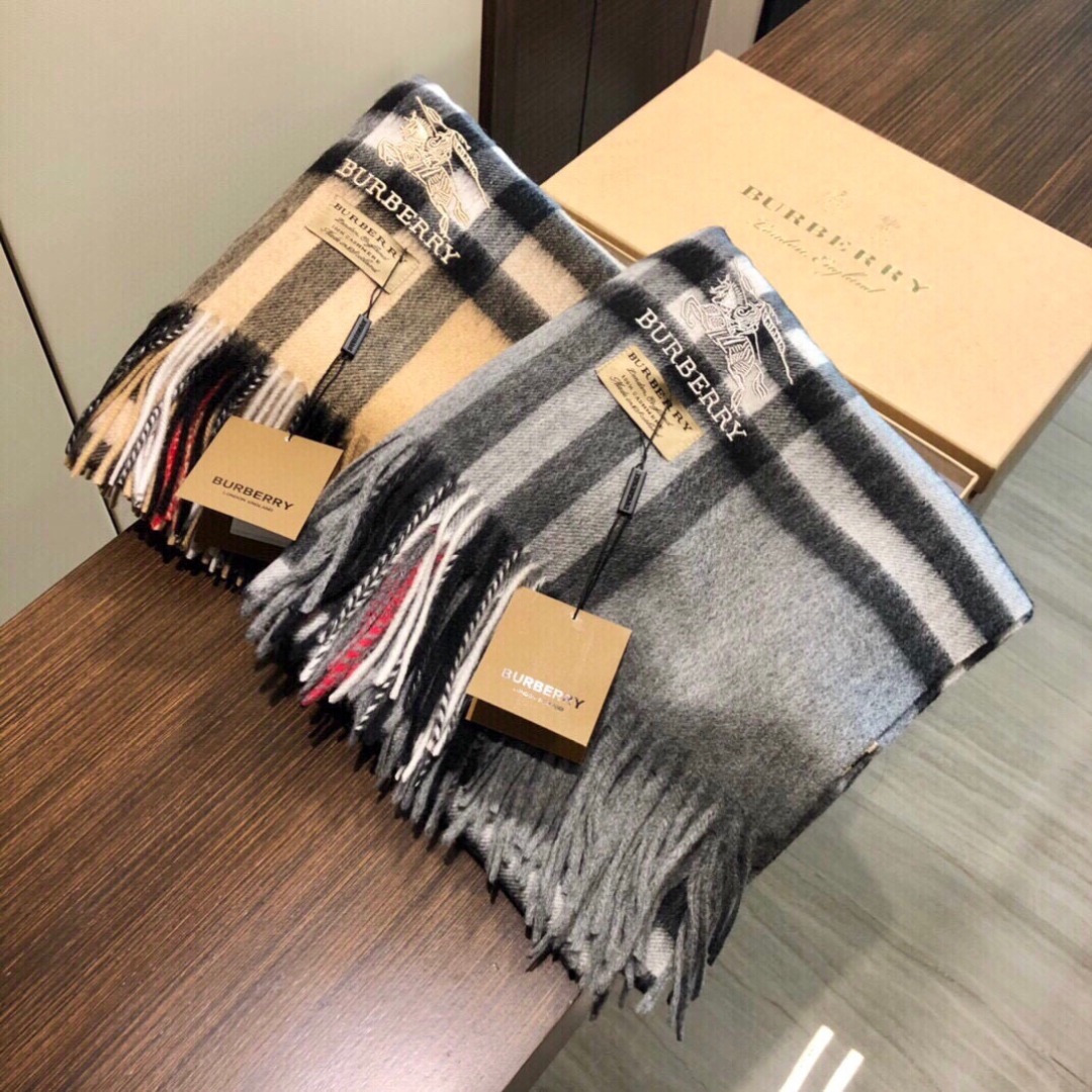 😍viP推荐👍巴宝莉专柜最新款‼️【顶级羊绒披肩围巾】🔥爆款哦 😘💍实物真心美 🎀披肩配以精美logo的