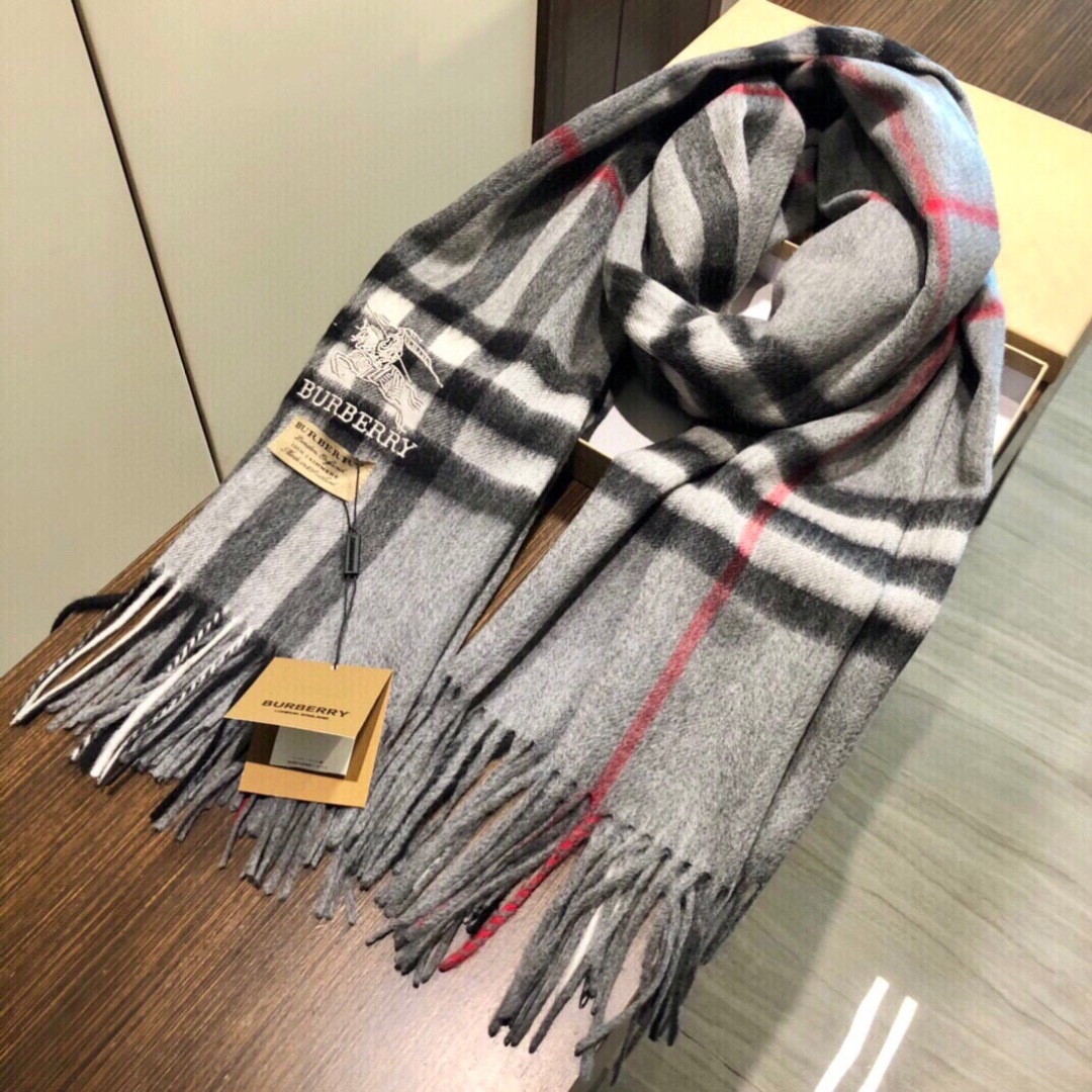 😍viP推荐👍巴宝莉专柜最新款‼️【顶级羊绒披肩围巾】🔥爆款哦 😘💍实物真心美 🎀披肩配以精美logo的