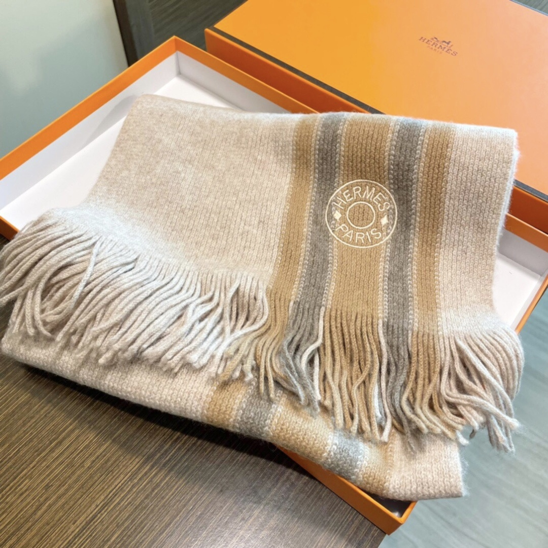 上新爱马仕男女款围巾且买且珍惜😍~都是出口订单所以比较难遇❤️东西讲究少而精😍好看的一定要收😎这款H家女