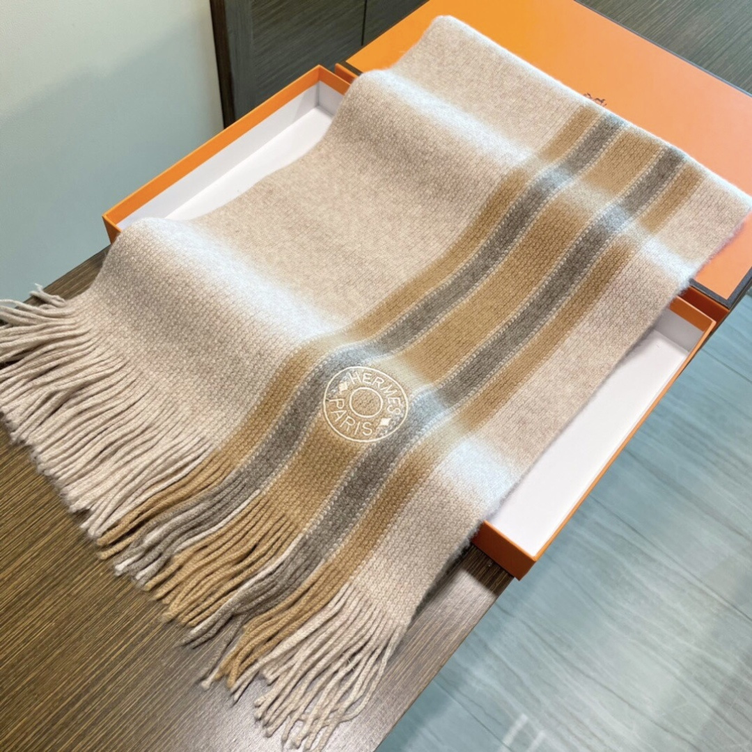 上新爱马仕男女款围巾且买且珍惜😍~都是出口订单所以比较难遇❤️东西讲究少而精😍好看的一定要收😎这款H家女