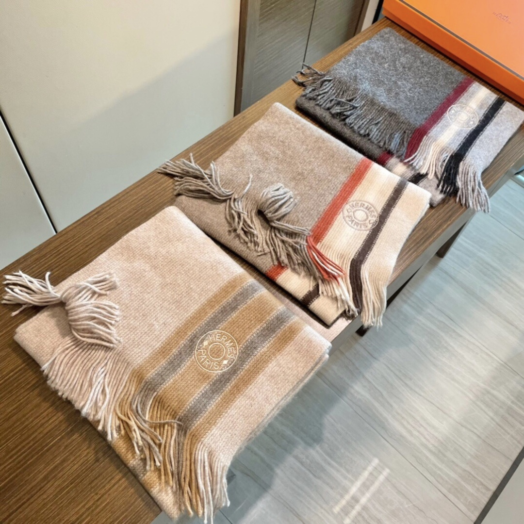 上新爱马仕男女款围巾且买且珍惜😍~都是出口订单所以比较难遇❤️东西讲究少而精😍好看的一定要收😎这款H家女