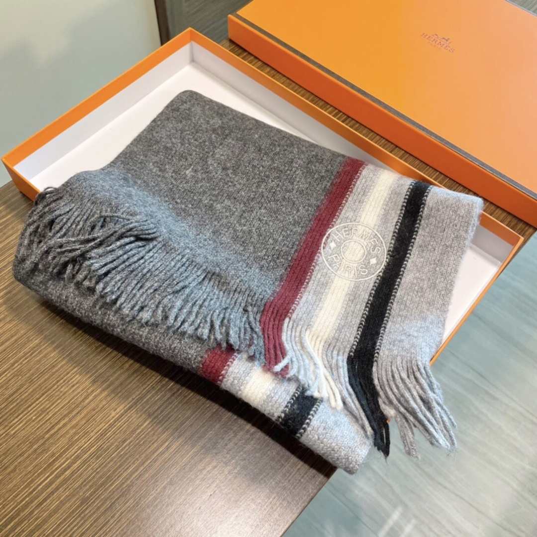 上新爱马仕男女款围巾且买且珍惜😍~都是出口订单所以比较难遇❤️东西讲究少而精😍好看的一定要收😎这款H家女