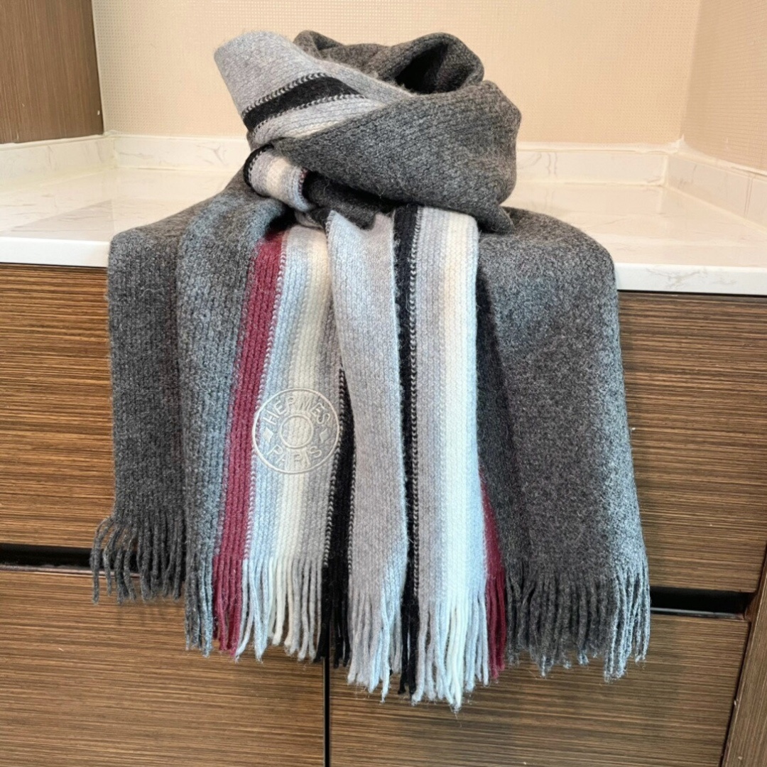 上新爱马仕男女款围巾且买且珍惜😍~都是出口订单所以比较难遇❤️东西讲究少而精😍好看的一定要收😎这款H家女