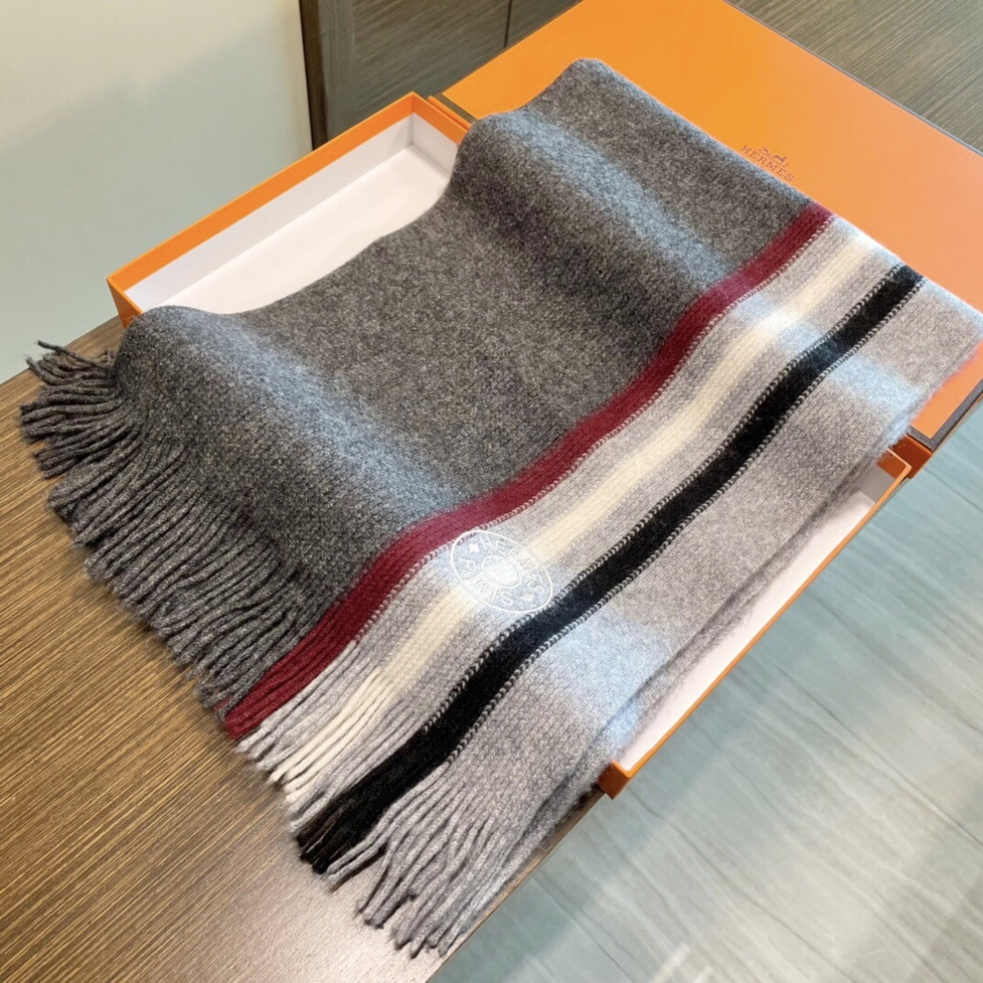 上新爱马仕男女款围巾且买且珍惜😍~都是出口订单所以比较难遇❤️东西讲究少而精😍好看的一定要收😎这款H家女