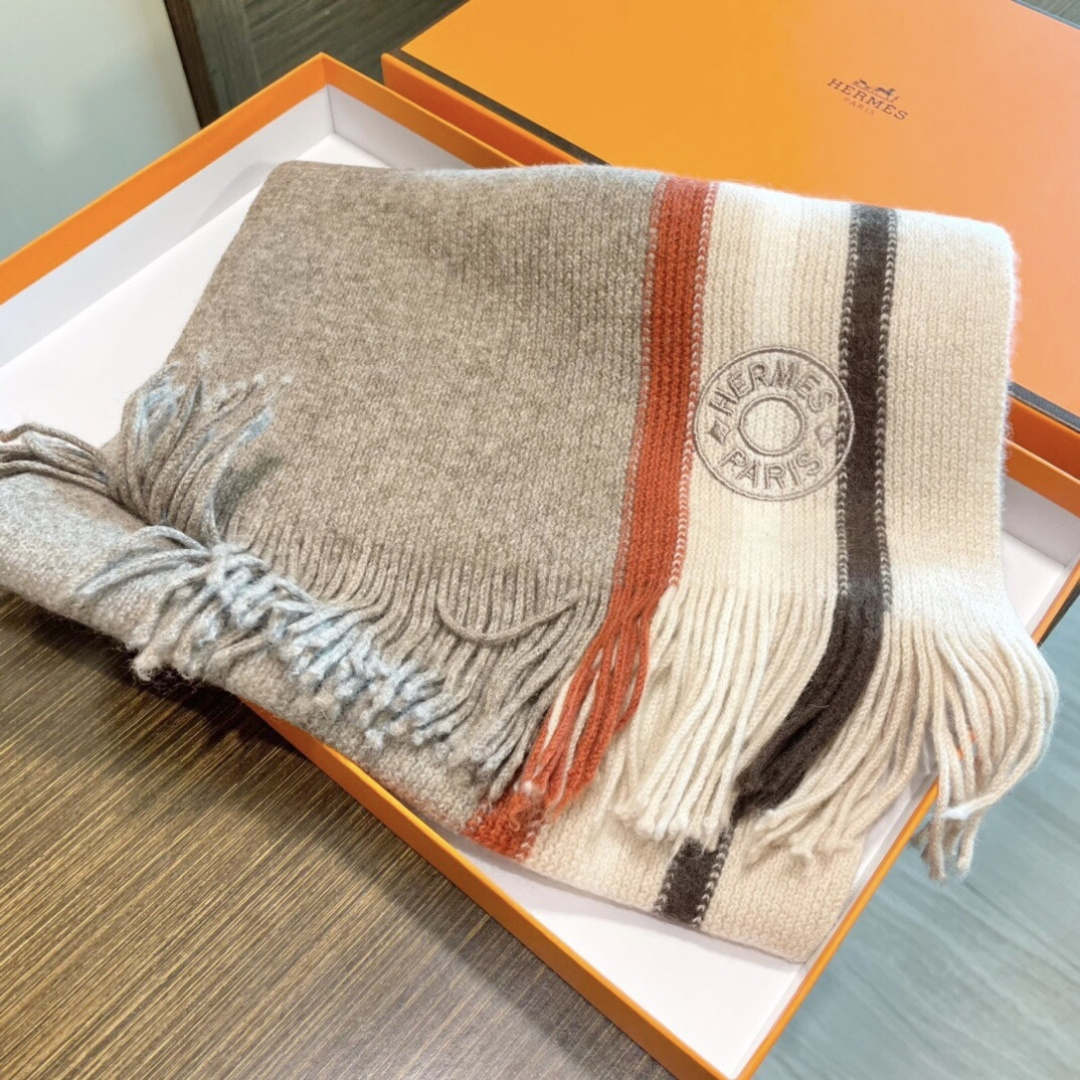 上新爱马仕男女款围巾且买且珍惜😍~都是出口订单所以比较难遇❤️东西讲究少而精😍好看的一定要收😎这款H家女