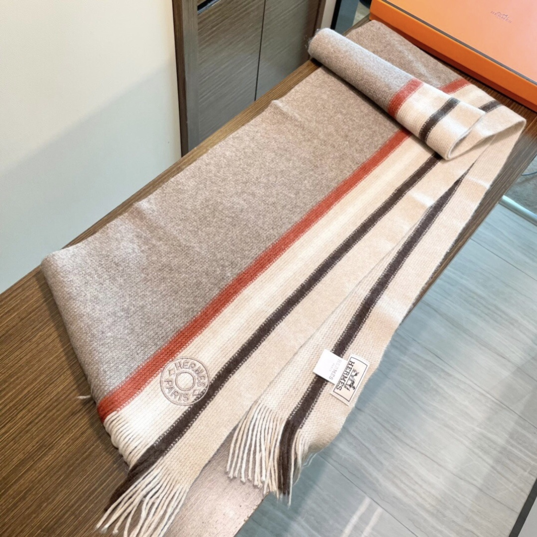 上新爱马仕男女款围巾且买且珍惜😍~都是出口订单所以比较难遇❤️东西讲究少而精😍好看的一定要收😎这款H家女