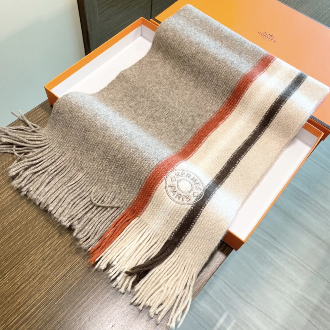 上新爱马仕男女款围巾且买且珍惜😍~都是出口订单所以比较难遇❤️东西讲究少而精😍好看的一定要收😎这款H家女