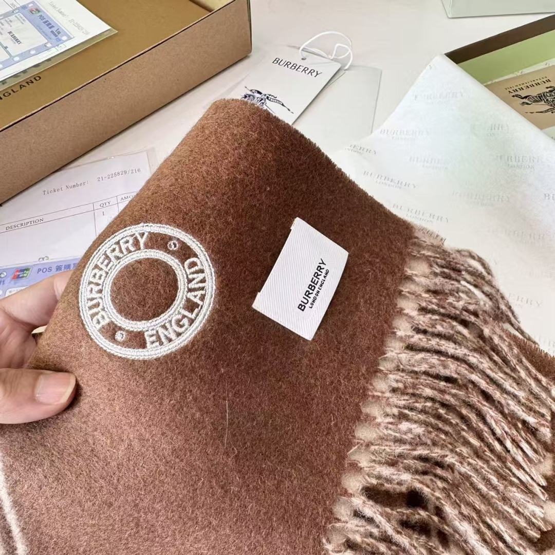 巴宝莉 2025秋冬新品！！看到了围巾的天花板👇巴宝莉BURBERRY！双面双色羊毛围巾圆环logo设计
