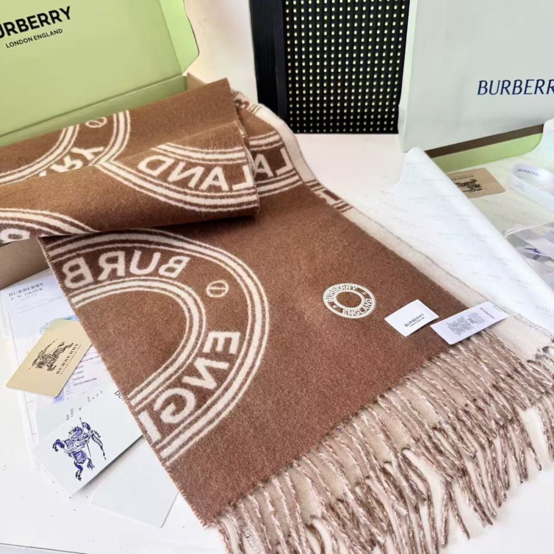 巴宝莉 2025秋冬新品！！看到了围巾的天花板👇巴宝莉BURBERRY！双面双色羊毛围巾圆环logo设计