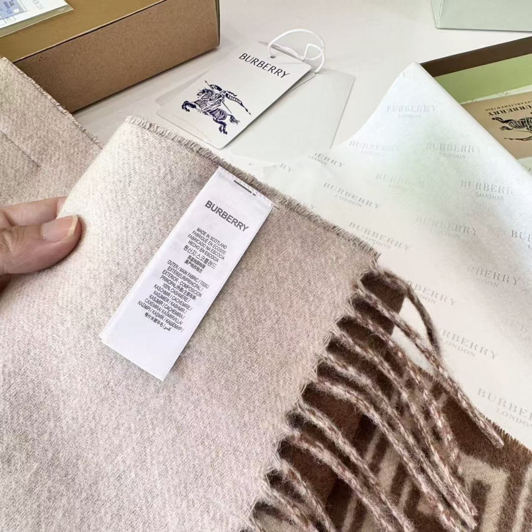 巴宝莉 2025秋冬新品！！看到了围巾的天花板👇巴宝莉BURBERRY！双面双色羊毛围巾圆环logo设计