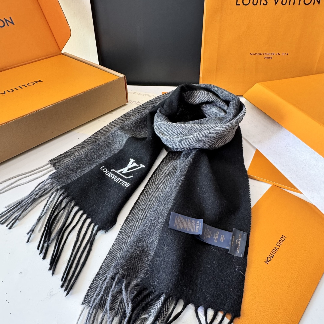 LV款式很有男性魅力，经典大方‼️面料采用的是客供纯羊绒，细腻柔软度都非常的好，非常漂亮。上身效果无敌好