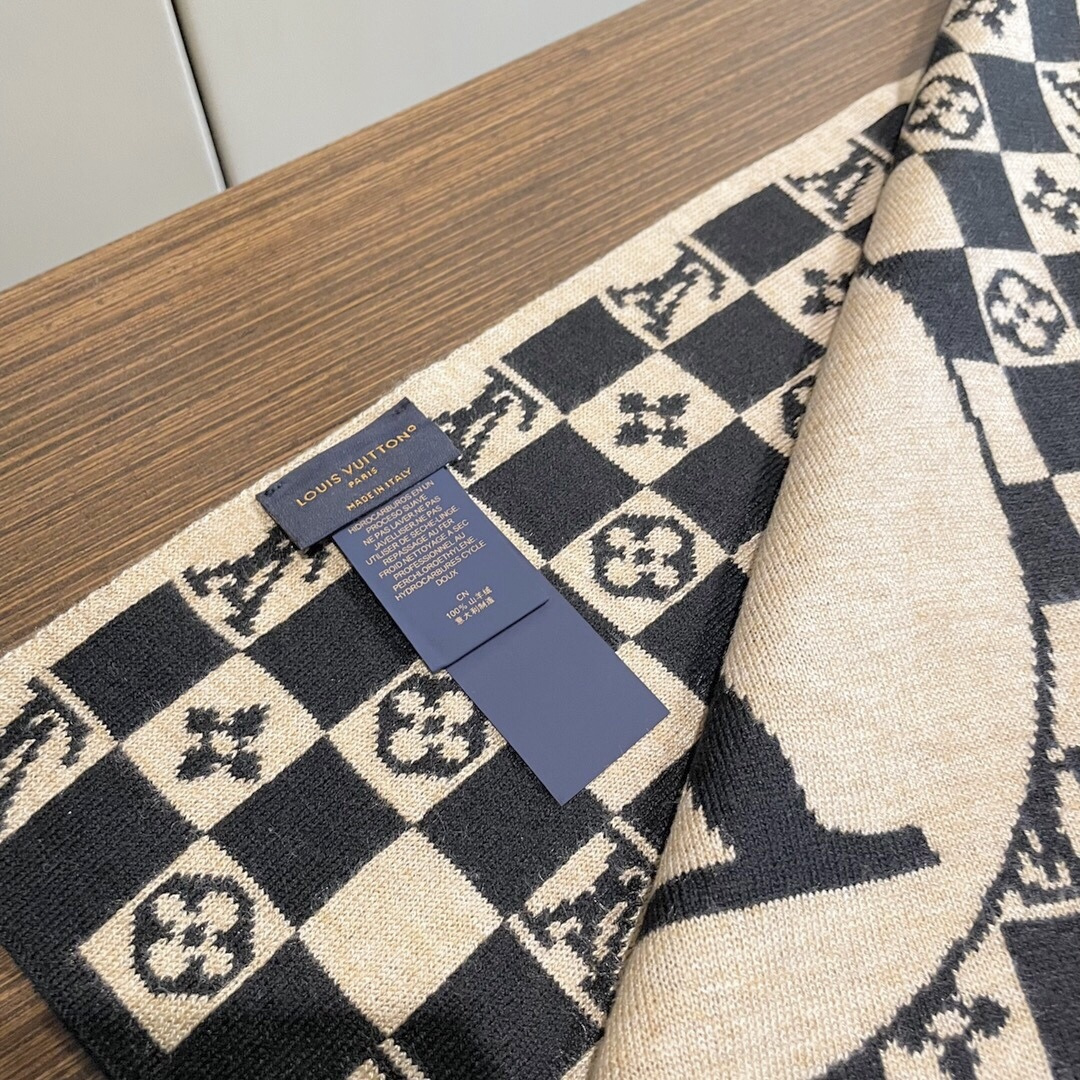 爆款到货LV棋盘格经典棋盘格男女通用围巾👑柔和舒适的羊绒带来今季最温暖贴心呵护❤️最顶级的品质❤️羊绒线