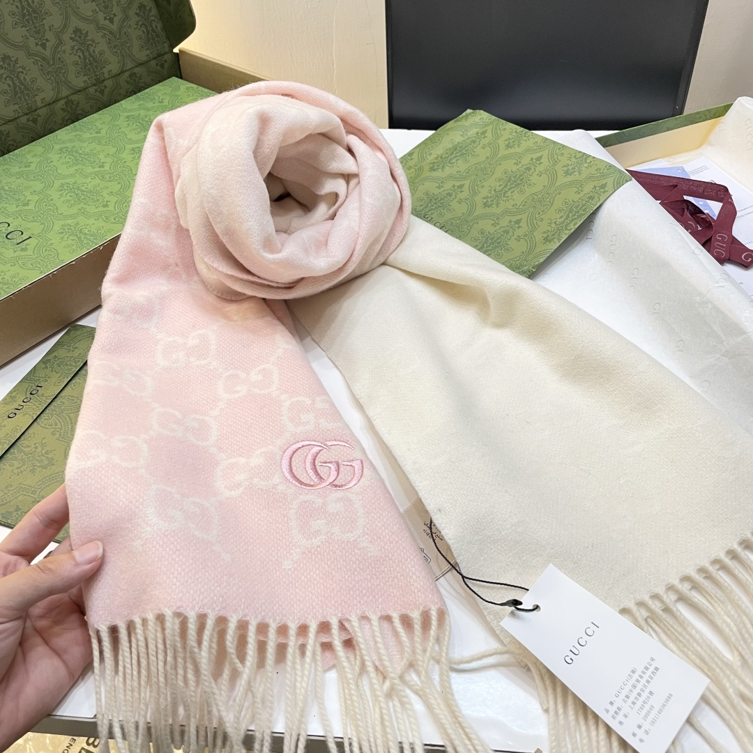 代购级别！最新双面渐变两用围巾，GG标识作为Gucci颇具代表性的传统精髓，始终与系列密不可分，以饱含新