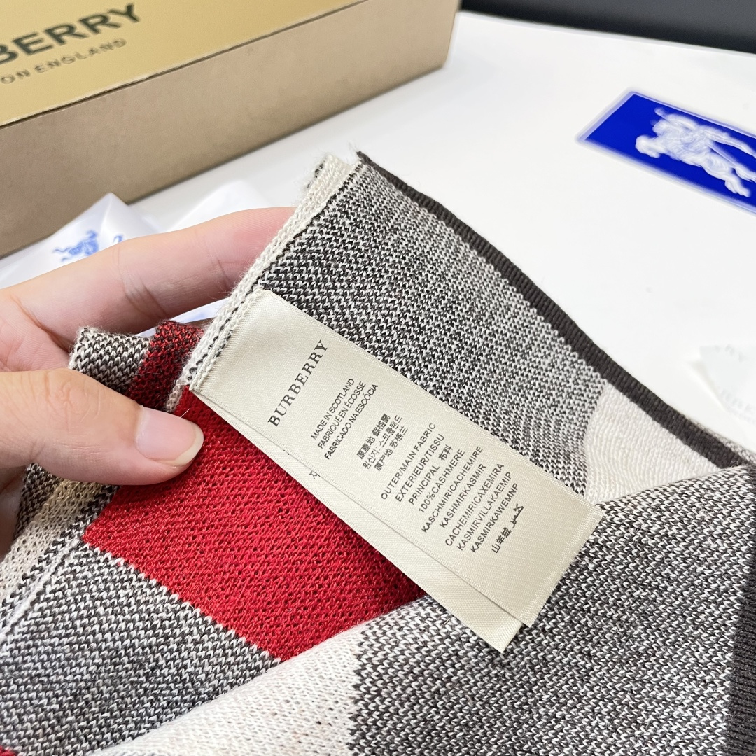 巴宝莉高端羊绒针织围巾！】可正式，可随意，非常Classical的男款设计。这款织法比较难，又很费纱线，