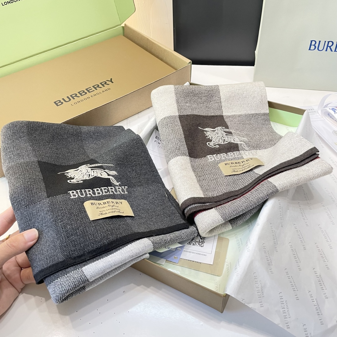 巴宝莉高端羊绒针织围巾！】可正式，可随意，非常Classical的男款设计。这款织法比较难，又很费纱线，