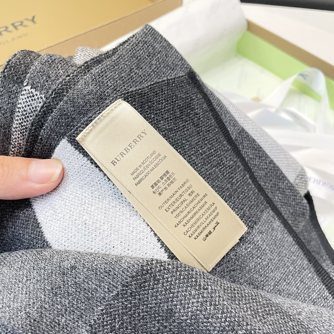 巴宝莉高端羊绒针织围巾！】可正式，可随意，非常Classical的男款设计。这款织法比较难，又很费纱线，