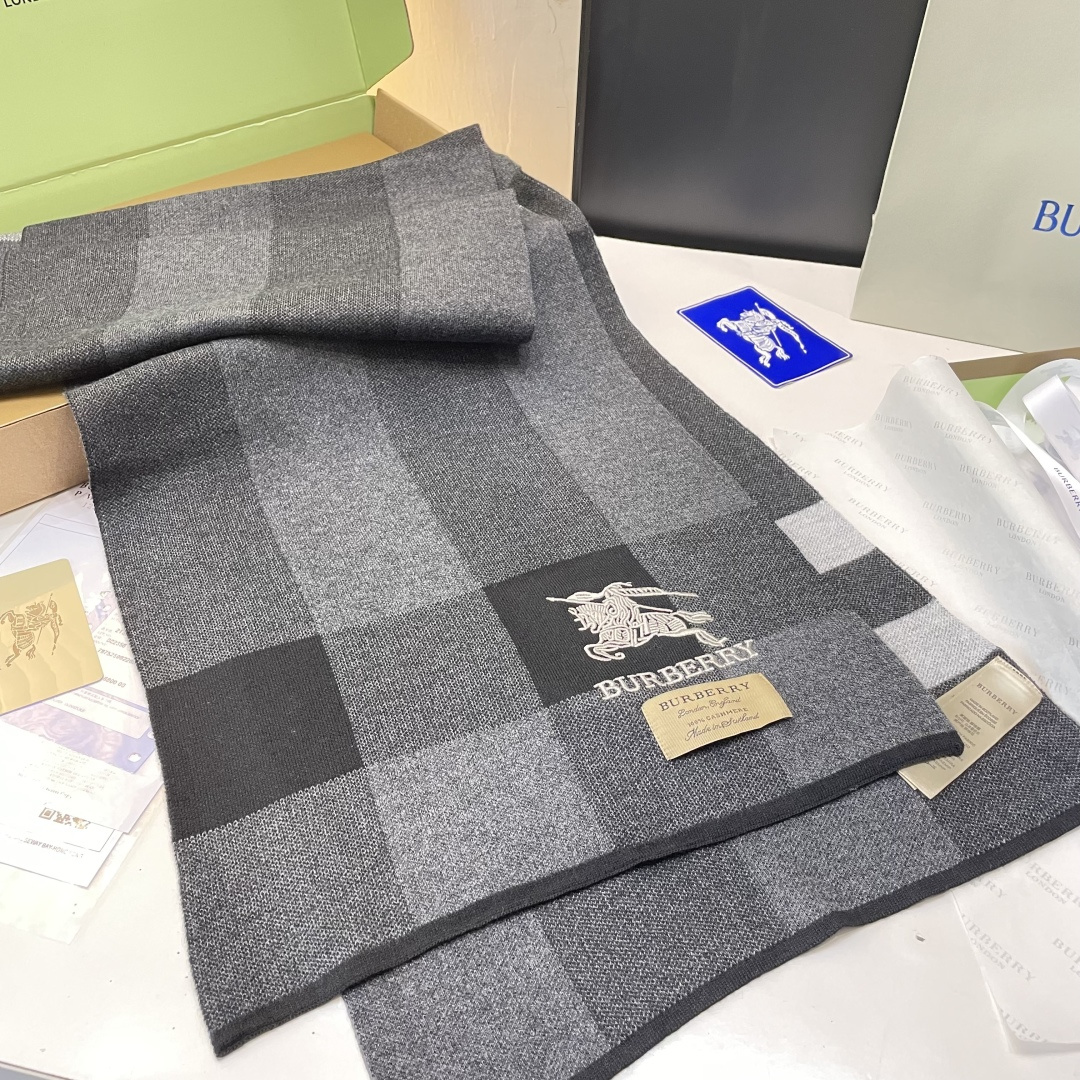 巴宝莉高端羊绒针织围巾！】可正式，可随意，非常Classical的男款设计。这款织法比较难，又很费纱线，