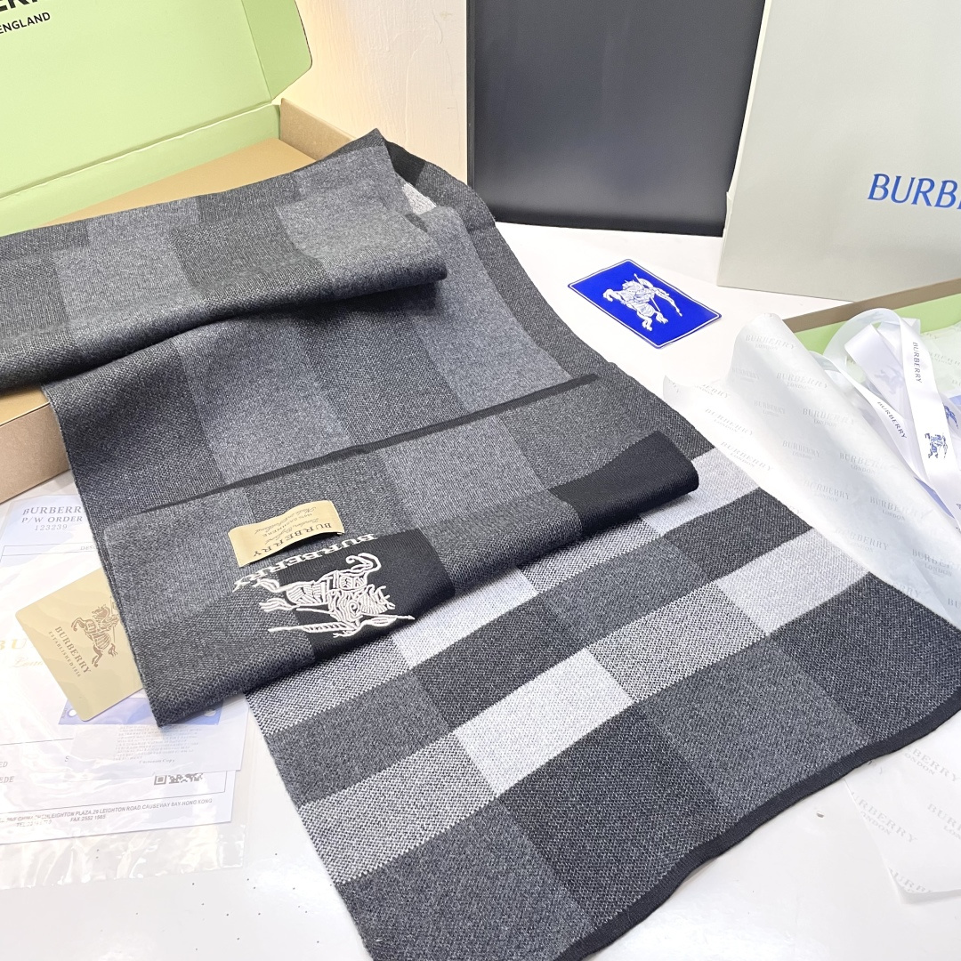 巴宝莉高端羊绒针织围巾！】可正式，可随意，非常Classical的男款设计。这款织法比较难，又很费纱线，