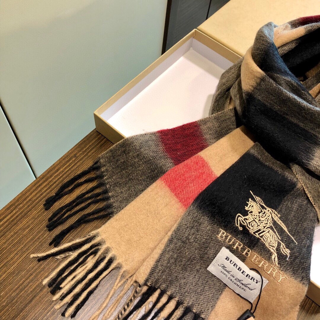 爆款大量现货 放心上图 巴宝利国际品牌时尚男士围巾上市🔥🔥✨霸气休闲为一体[鼓掌][鼓掌]顶级羊绒+精细