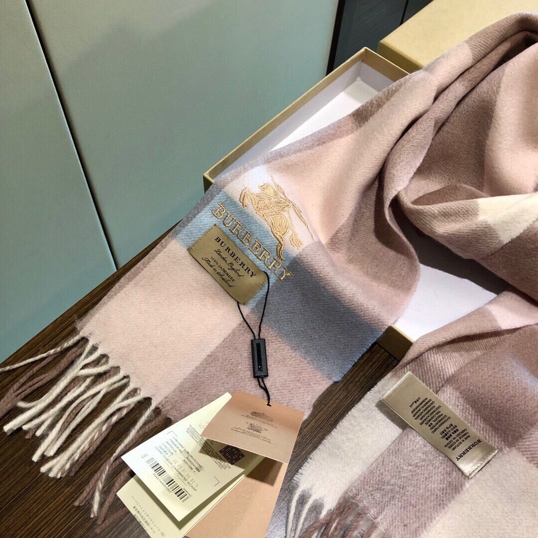 爆款大量现货 放心上图 巴宝利国际品牌时尚男士围巾上市🔥🔥✨霸气休闲为一体[鼓掌][鼓掌]顶级羊绒+精细