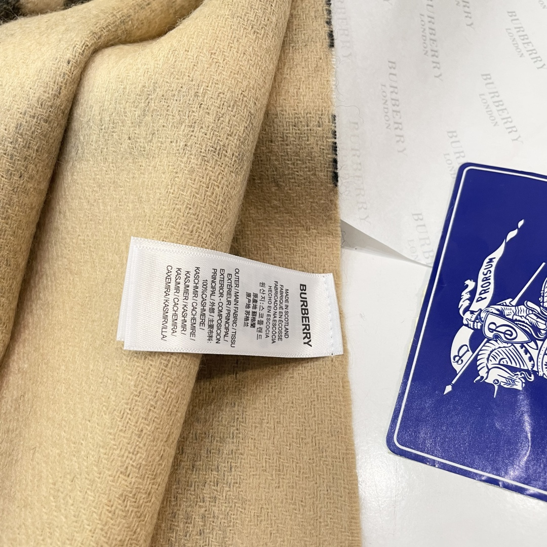 巴宝莉经典格子万年款，bbr🪡经典【小格双面披肩】品质手感好到不行‼️100%羊羔绒♨️高尖端产物⚠️绝