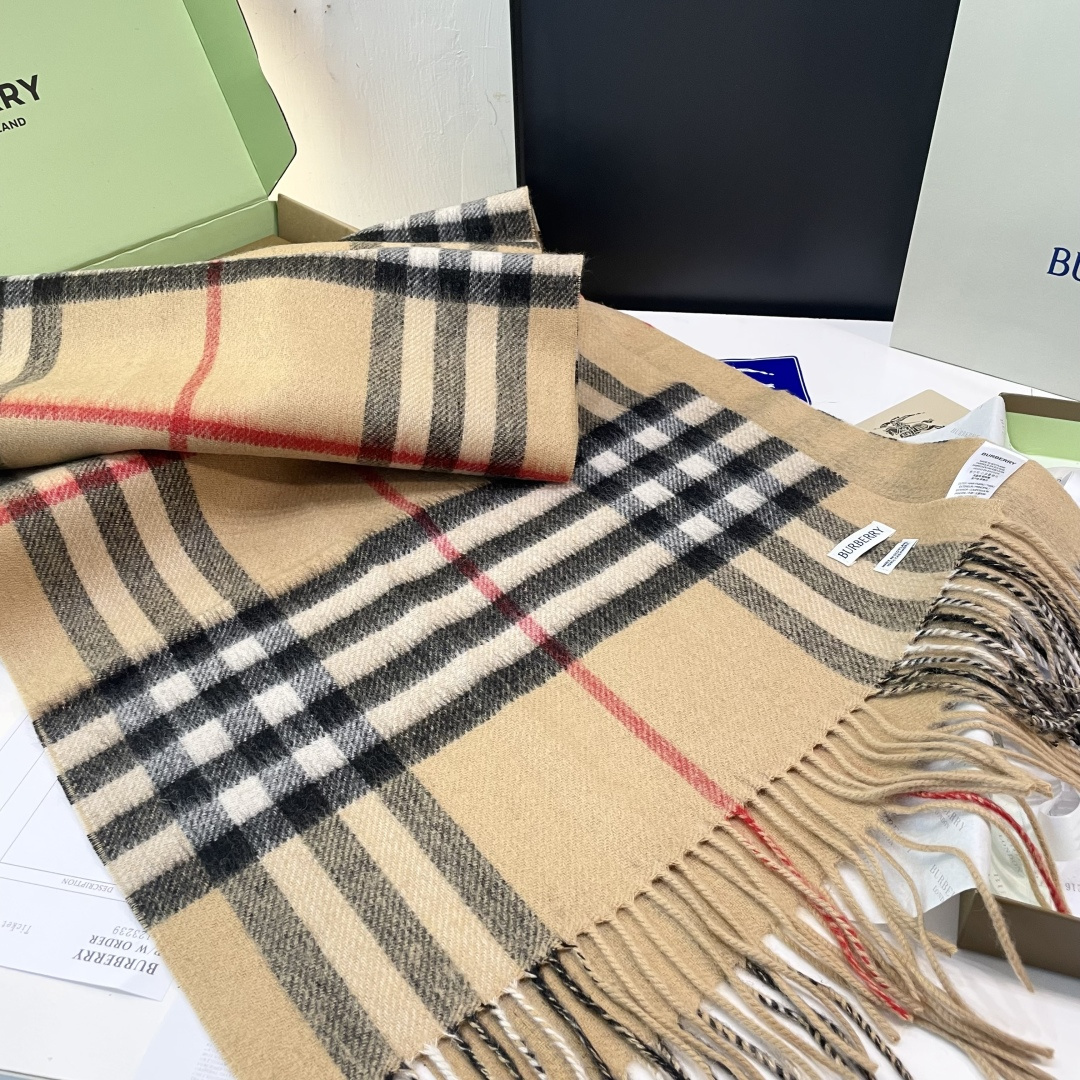 巴宝莉经典格子万年款，bbr🪡经典【小格双面披肩】品质手感好到不行‼️100%羊羔绒♨️高尖端产物⚠️绝