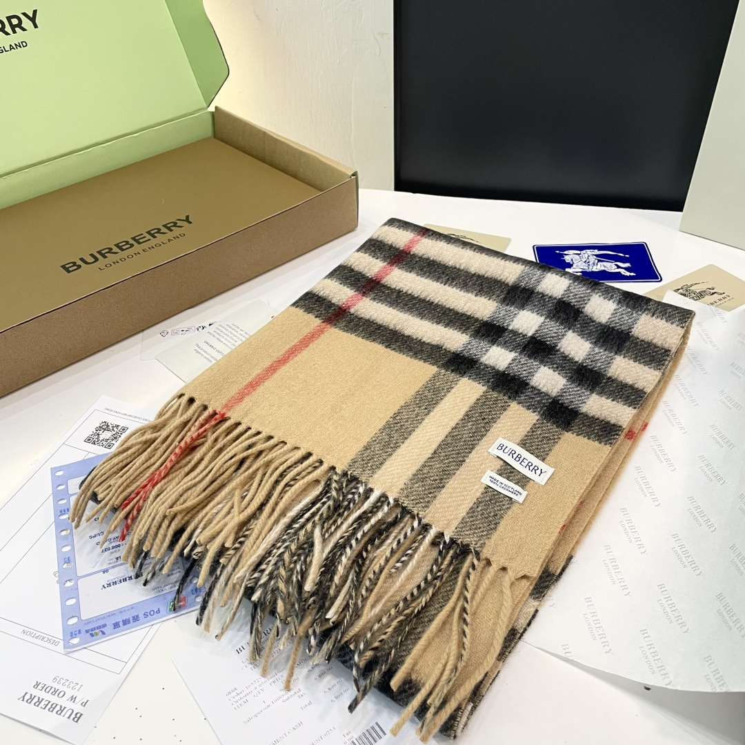 巴宝莉经典格子万年款，bbr🪡经典【小格双面披肩】品质手感好到不行‼️100%羊羔绒♨️高尖端产物⚠️绝