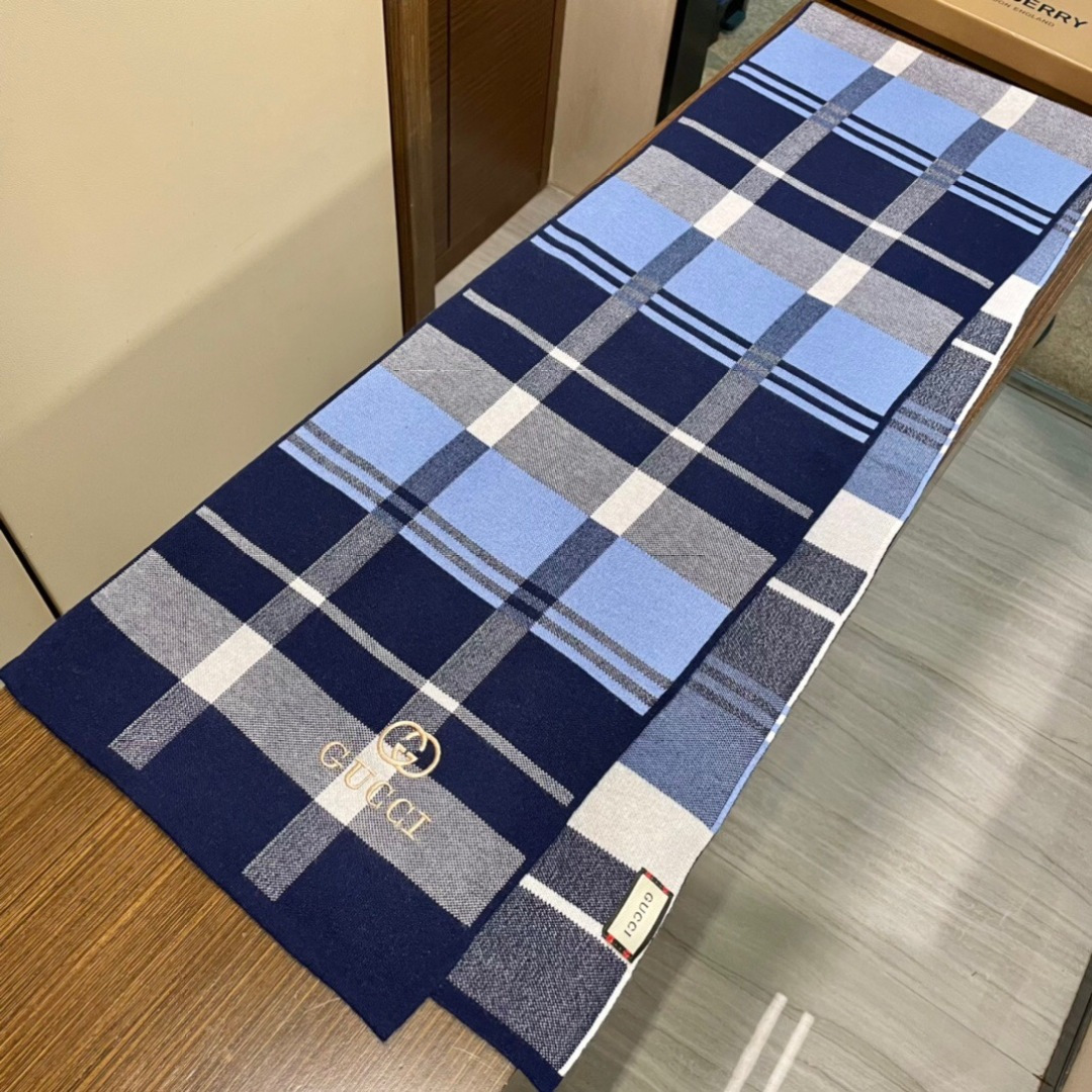 爆款到货古奇男女通用针织围巾👑柔和舒适的羊毛带来今季最温暖贴心呵护❤️最顶级的品质❤️羊绒线织出漂亮精致