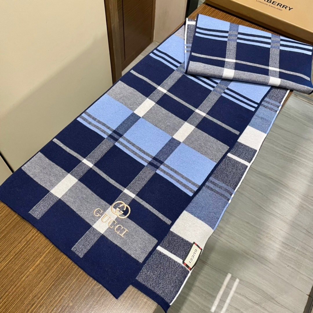 爆款到货古奇男女通用针织围巾👑柔和舒适的羊毛带来今季最温暖贴心呵护❤️最顶级的品质❤️羊绒线织出漂亮精致