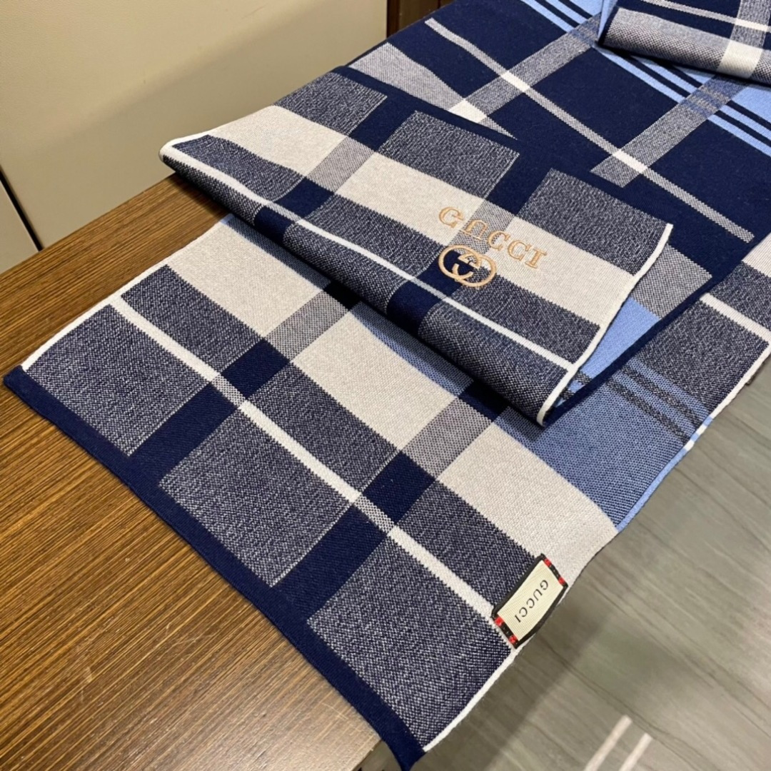 爆款到货古奇男女通用针织围巾👑柔和舒适的羊毛带来今季最温暖贴心呵护❤️最顶级的品质❤️羊绒线织出漂亮精致