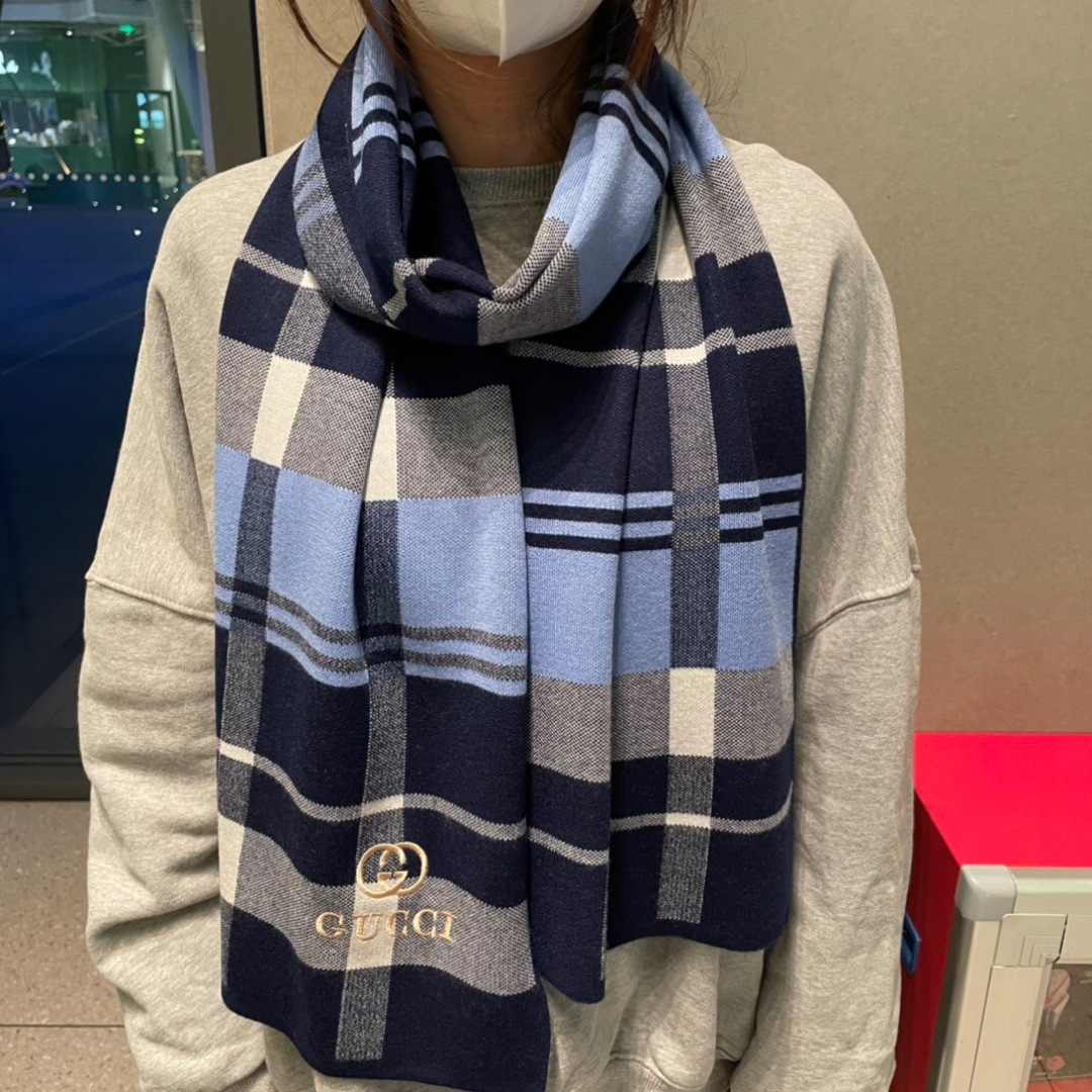 爆款到货古奇男女通用针织围巾👑柔和舒适的羊毛带来今季最温暖贴心呵护❤️最顶级的品质❤️羊绒线织出漂亮精致