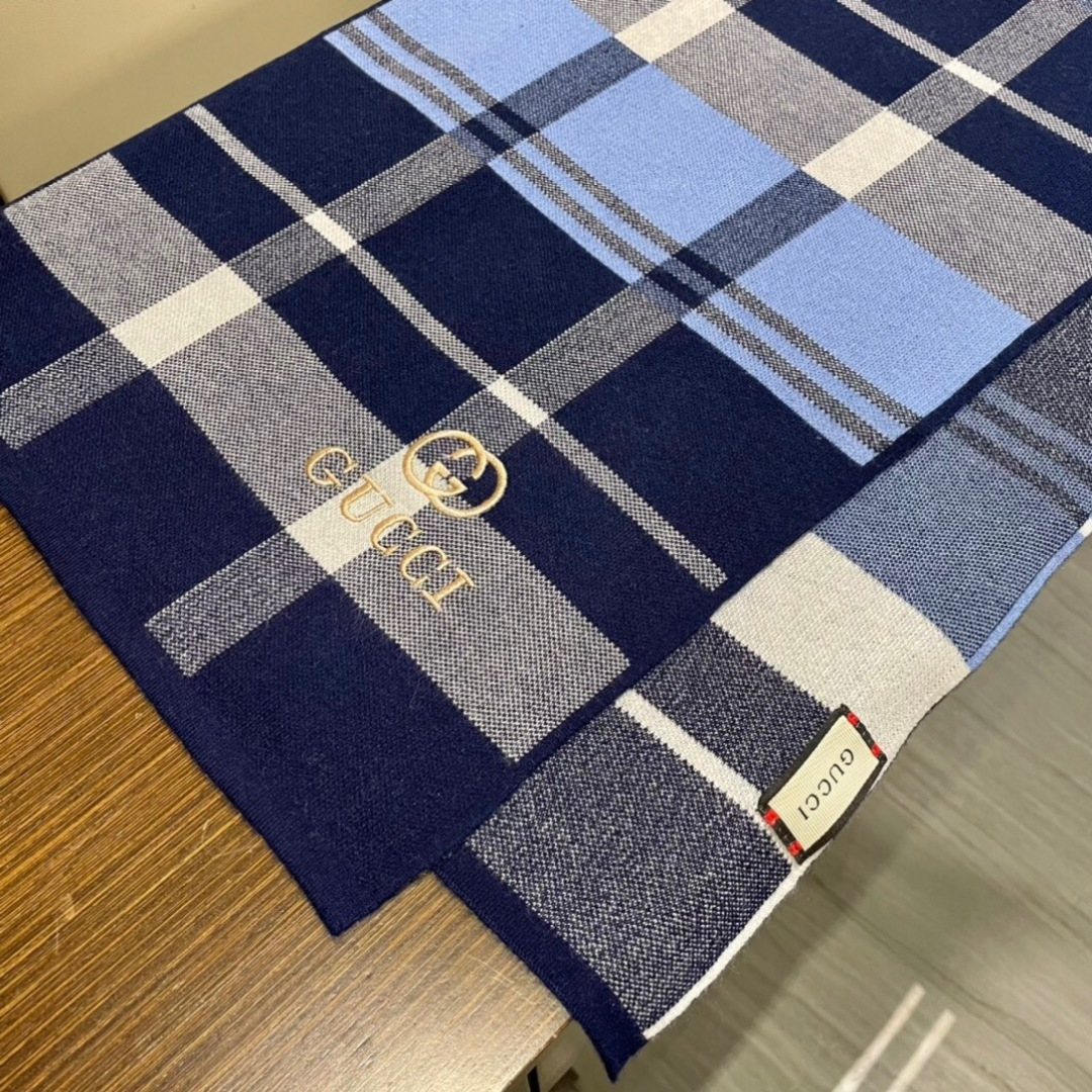 爆款到货古奇男女通用针织围巾👑柔和舒适的羊毛带来今季最温暖贴心呵护❤️最顶级的品质❤️羊绒线织出漂亮精致