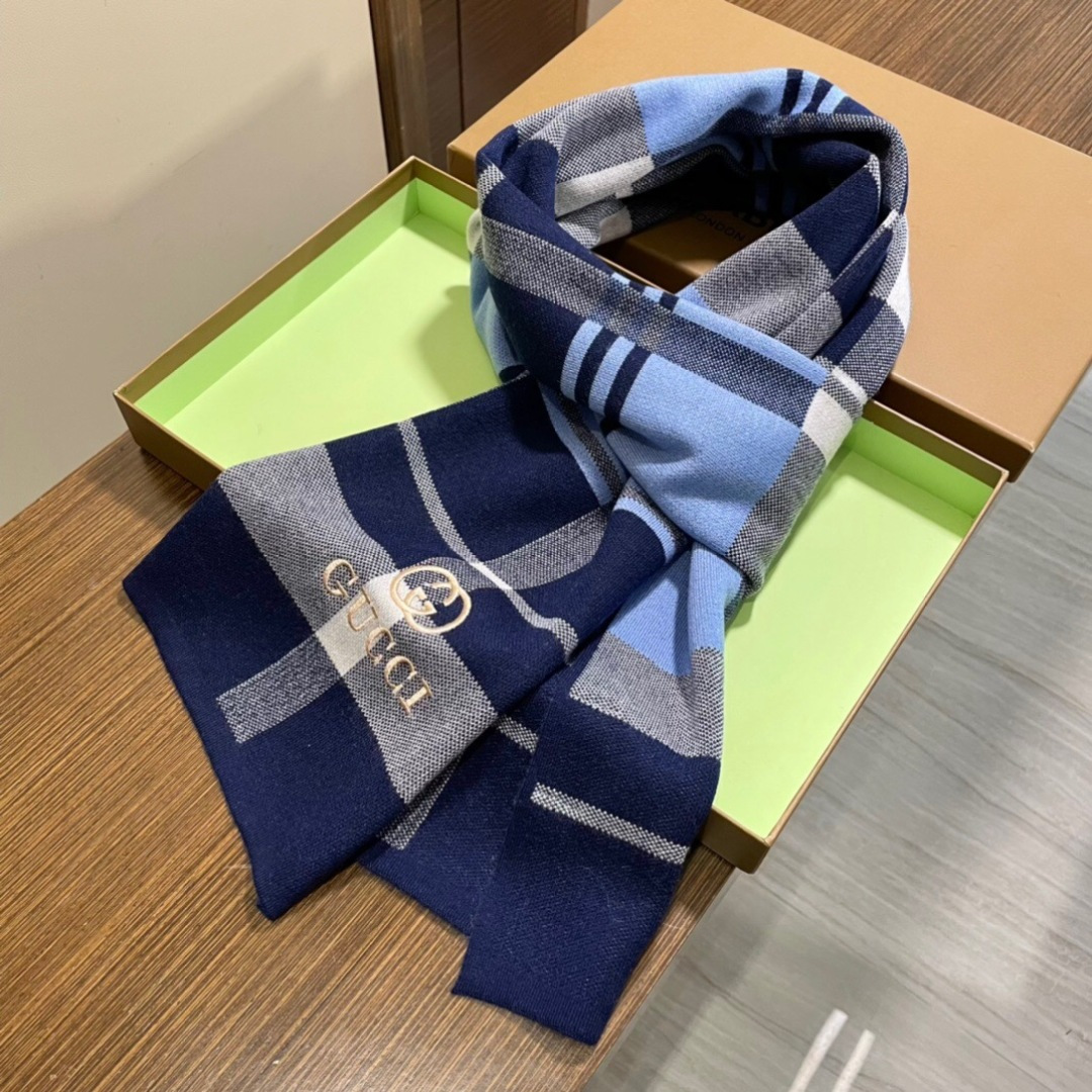 爆款到货古奇男女通用针织围巾👑柔和舒适的羊毛带来今季最温暖贴心呵护❤️最顶级的品质❤️羊绒线织出漂亮精致