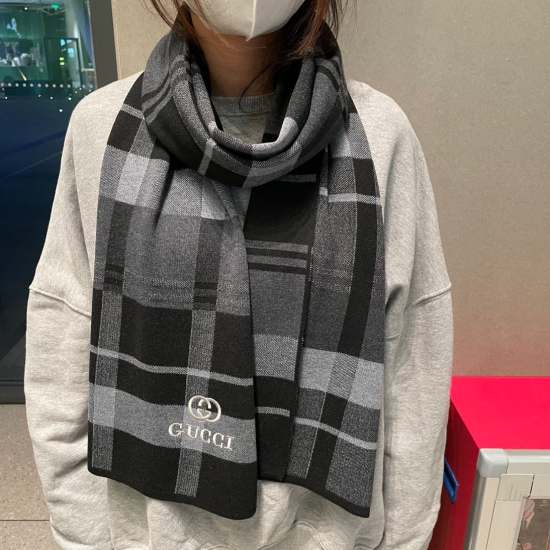 爆款到货古奇男女通用针织围巾👑柔和舒适的羊毛带来今季最温暖贴心呵护❤️最顶级的品质❤️羊绒线织出漂亮精致