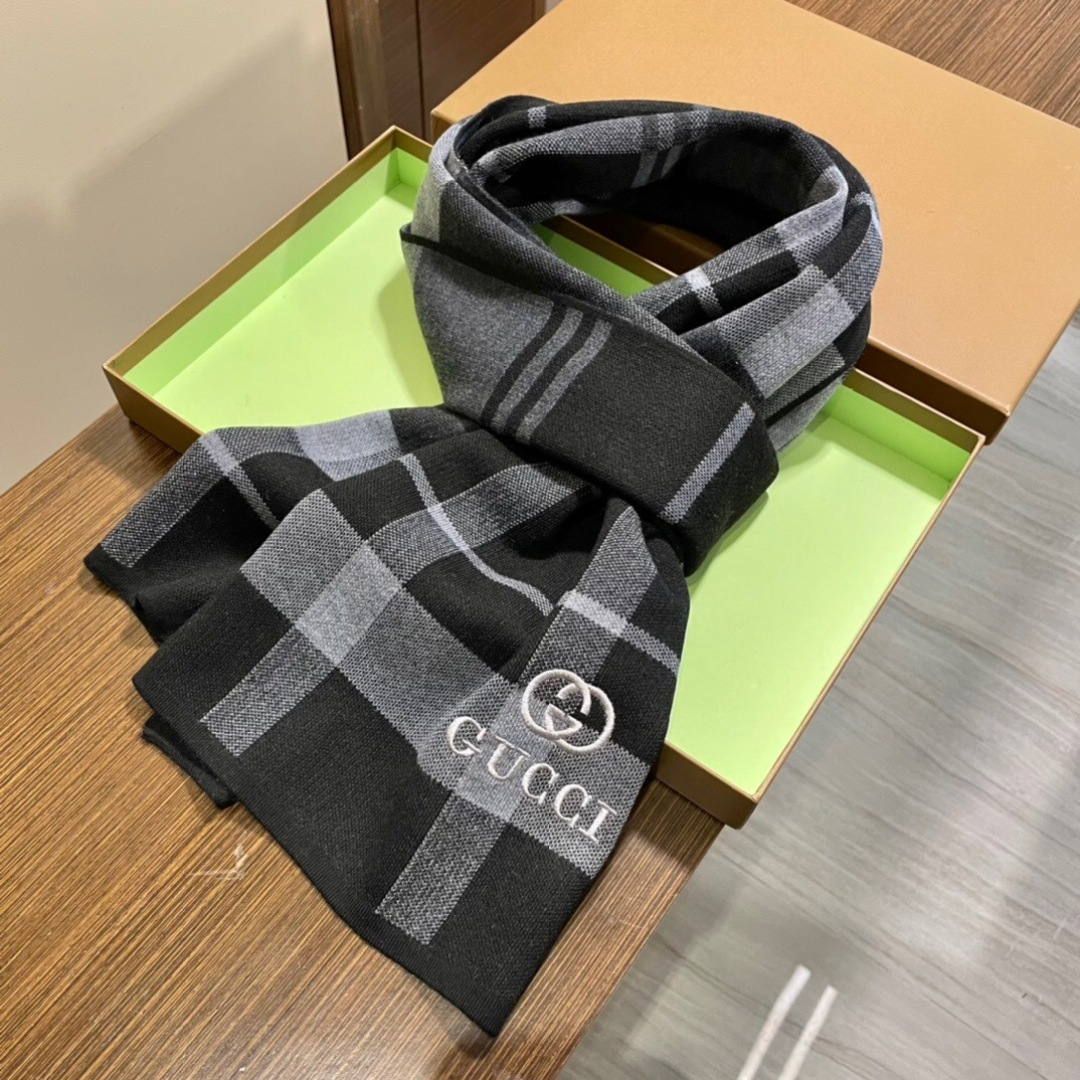 爆款到货古奇男女通用针织围巾👑柔和舒适的羊毛带来今季最温暖贴心呵护❤️最顶级的品质❤️羊绒线织出漂亮精致