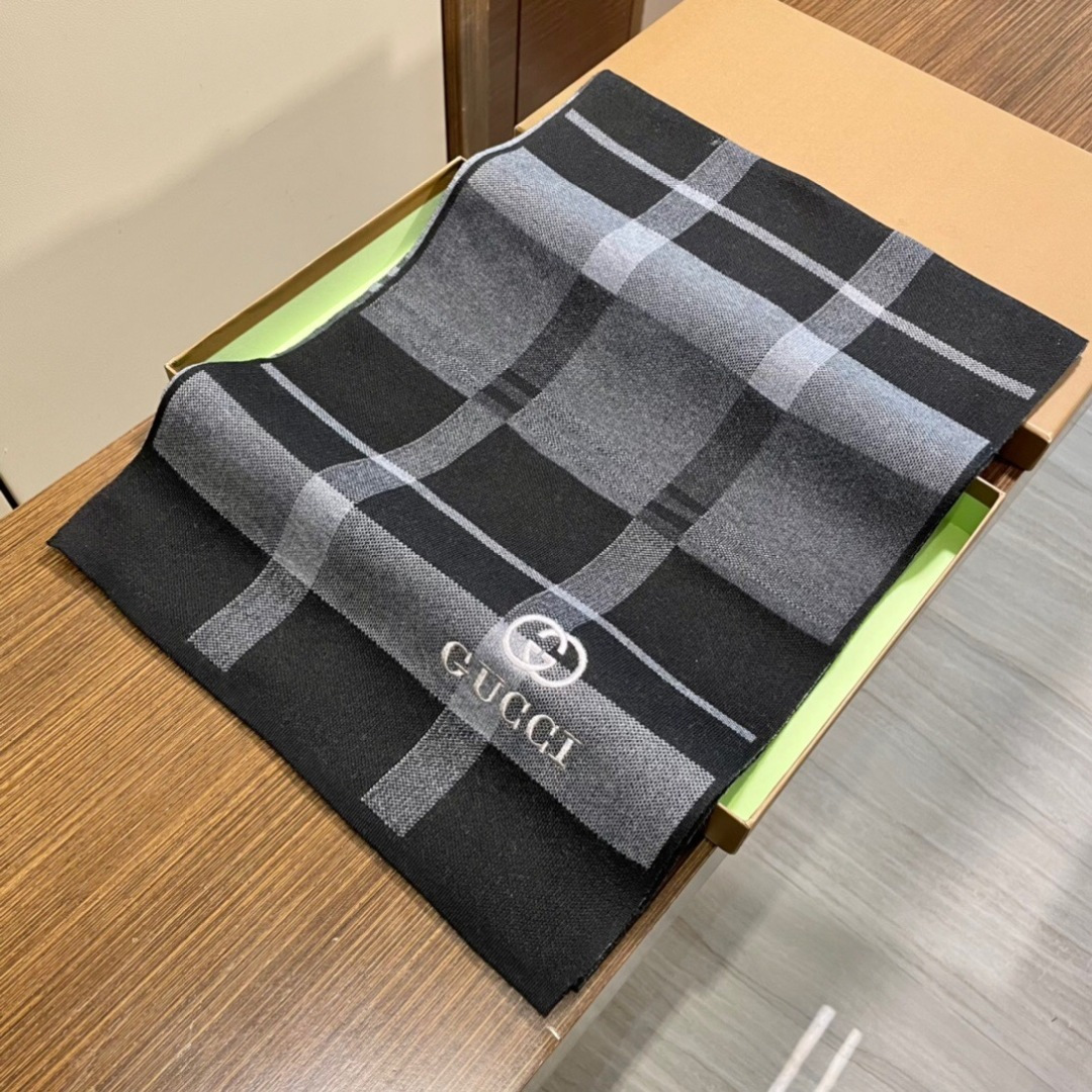 爆款到货古奇男女通用针织围巾👑柔和舒适的羊毛带来今季最温暖贴心呵护❤️最顶级的品质❤️羊绒线织出漂亮精致