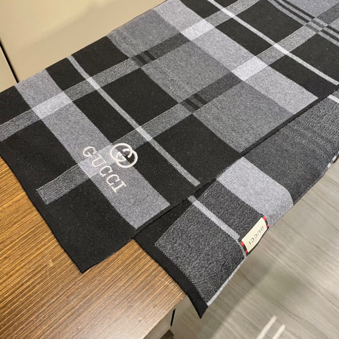 爆款到货古奇男女通用针织围巾👑柔和舒适的羊毛带来今季最温暖贴心呵护❤️最顶级的品质❤️羊绒线织出漂亮精致