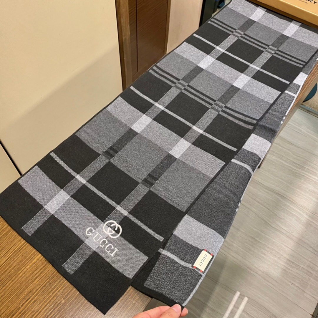 爆款到货古奇男女通用针织围巾👑柔和舒适的羊毛带来今季最温暖贴心呵护❤️最顶级的品质❤️羊绒线织出漂亮精致