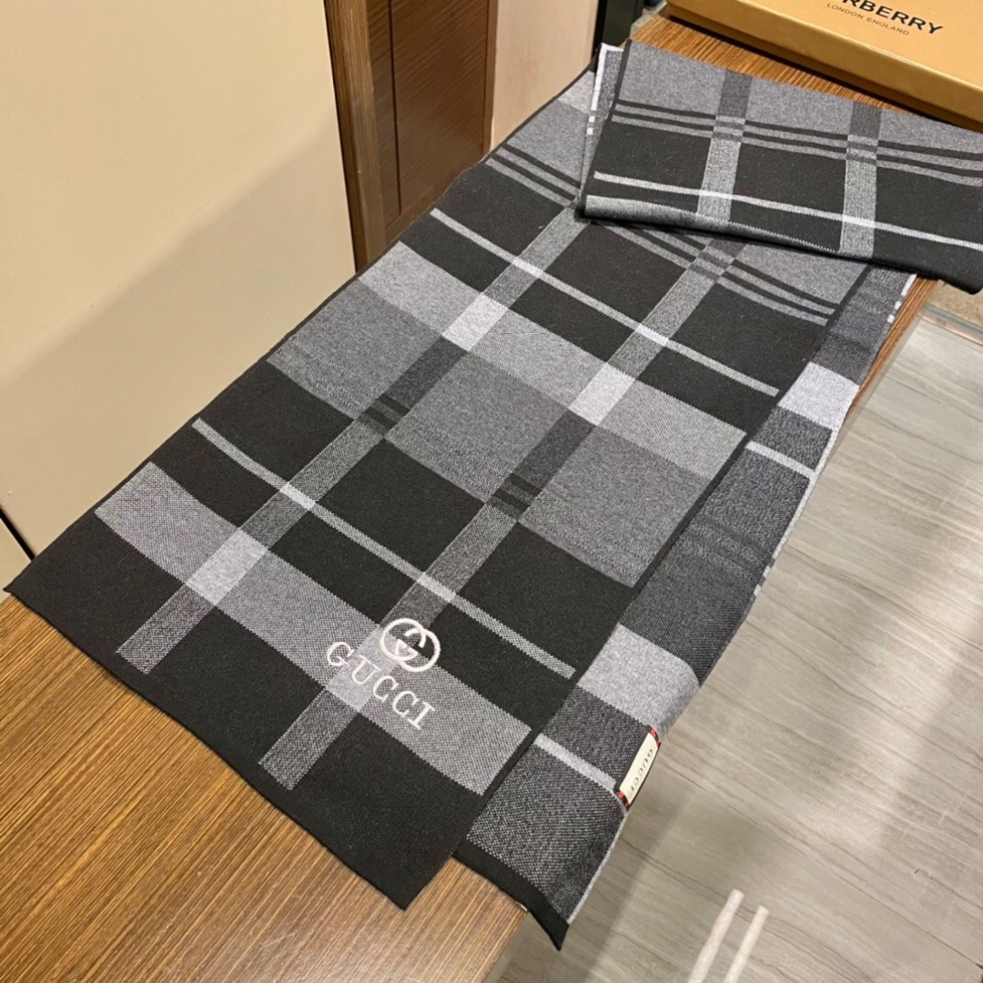 爆款到货古奇男女通用针织围巾👑柔和舒适的羊毛带来今季最温暖贴心呵护❤️最顶级的品质❤️羊绒线织出漂亮精致