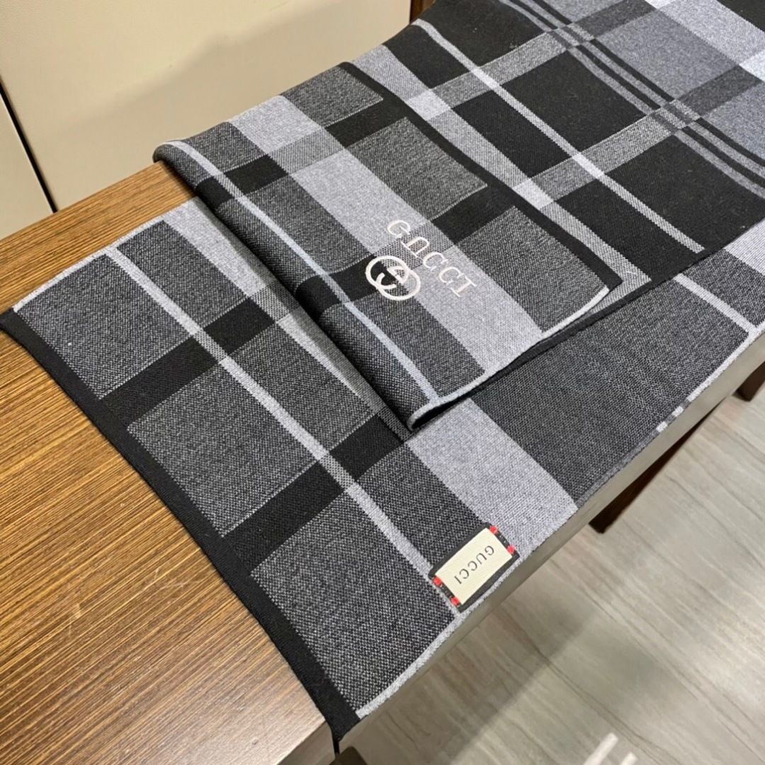 爆款到货古奇男女通用针织围巾👑柔和舒适的羊毛带来今季最温暖贴心呵护❤️最顶级的品质❤️羊绒线织出漂亮精致