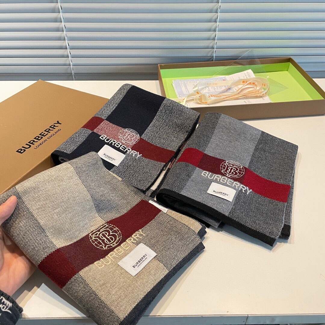 巴宝莉专柜最新款Tb围巾【顶级羊绒围巾】🔥爆款哦 😘💍实物真心美 🎀针织围巾配以精美logo的刺绣💓💃🏻